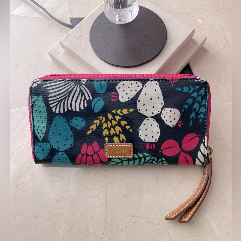 NWT Fossil Eliza Clutch Dark Floral